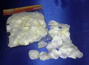 Лепестки роз кремовые