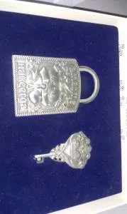 Замок свадебный винтажный